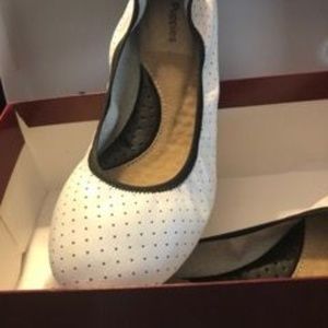 HUSH PUPPIES FLATS IN WHITE